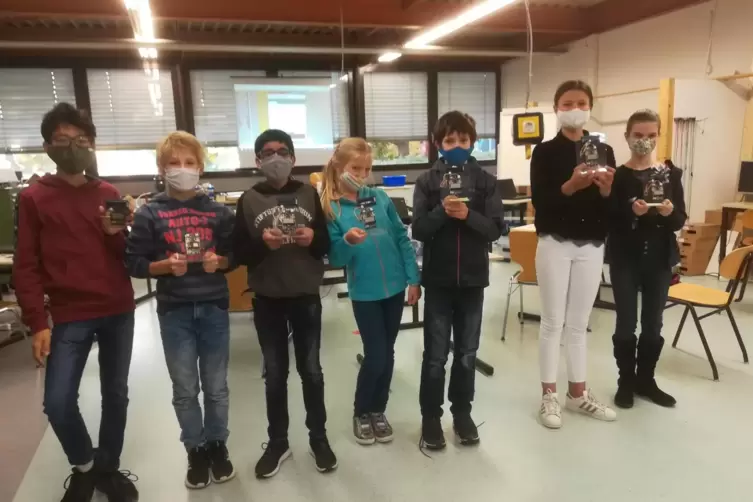 Stolz präsentieren und Schüler des Stiftsgymnasiums in Sindelfingen ihre selbst gebauten CO2-Ampeln.
