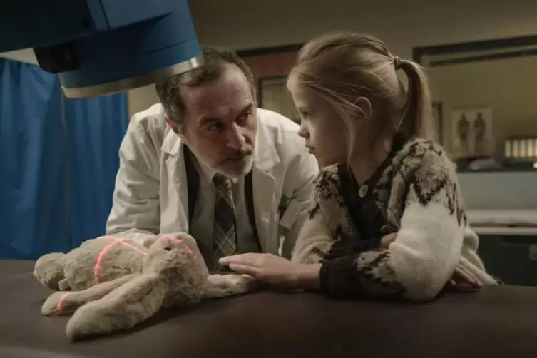 Doktor Ballouz (Merab Ninidze) macht ein R&ouml;ntgenbild von Emil dem Stoffhasen, um das Vertrauen von Floris zu gewinnen. 