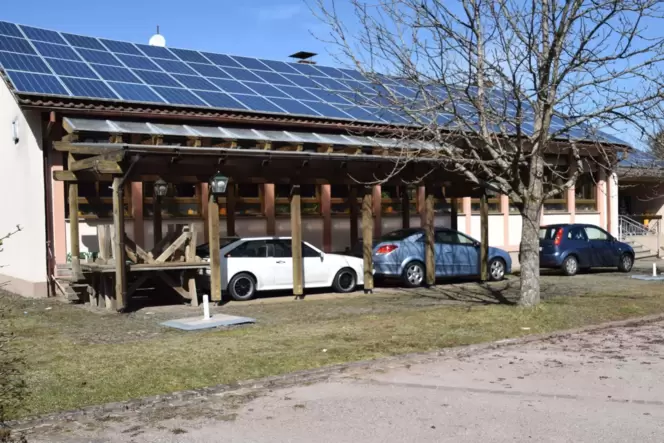 Bänke und Tische sind gestapelt, die Überdachung dient derzeit als Carport. Eine Öffnung des Außenbereichs wäre für die Wirtin d Bänke und Tische sind gestapelt, die Überdachung dient derzeit als Carport. Eine Öffnung des Außenbereichs wäre für die Wirtin d