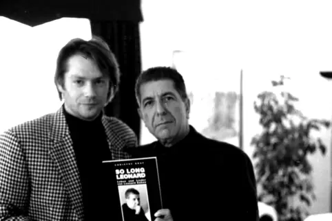 Christof Graf überreicht Leonard Cohen 1991 sein erstes Cohen-Buch „So Long, Leonard“.
