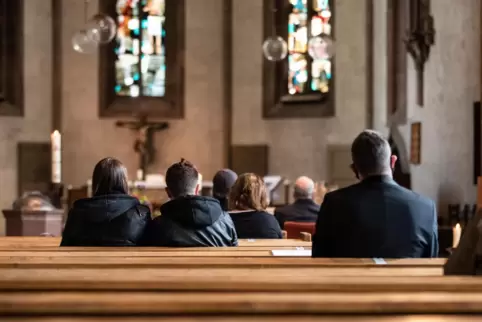 In den Kirchen gibt es für jeden angemeldeten Teilnehmer feste Sitzplätze. 