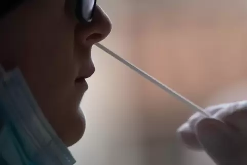 Corona-Schnelltest bei einem Kind: Beim sogenannten Popeltest, der in der Verbandsgemeinde Rheinauen von Eltern bei ihren Kinder