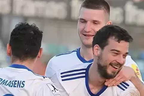 Jubel nach dem erlösenden 1:0: Luka Dimitrijevic (links), der später das 2:0 erzielen sollte, und Yannick Grieß (hinten) gratuli