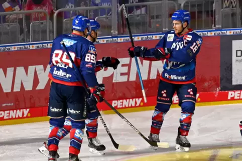 Die Adler bejubeln das 1:0 durch Ben Smith (rechts)