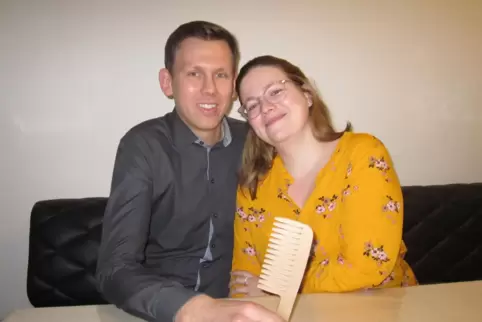 Jenny Raab und Andi Konietzko präsentieren stolz ihren Zieptnie-Kamm.