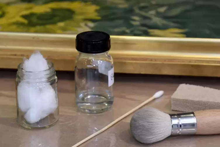 Vor dem Reinigen pr&uuml;ft die Restauratorin, ob die Farbe wasserl&ouml;slich ist. Hier einige ihrer Werkzeuge wie Pinsel und Watte. 