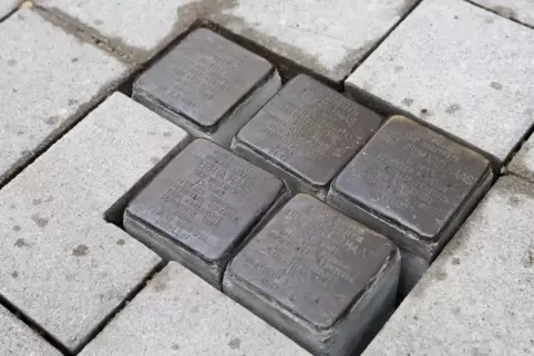 Stolpersteine in der Kandeler Rheinstraße. Der Migrationsbeirat will auch einen Blick in die Kandeler Geschichte werfen. 