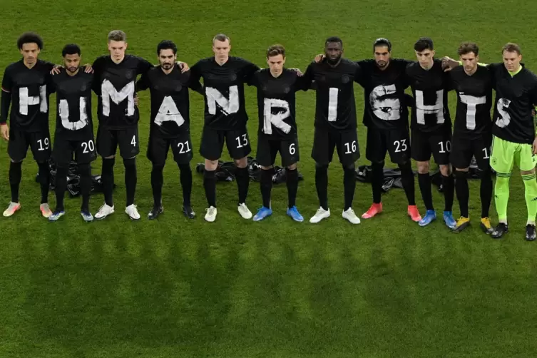 Die Fußball-Nationalmannschaft überraschte mit ihrem Hinweis auf Einhaltung der Menschenrechte. 