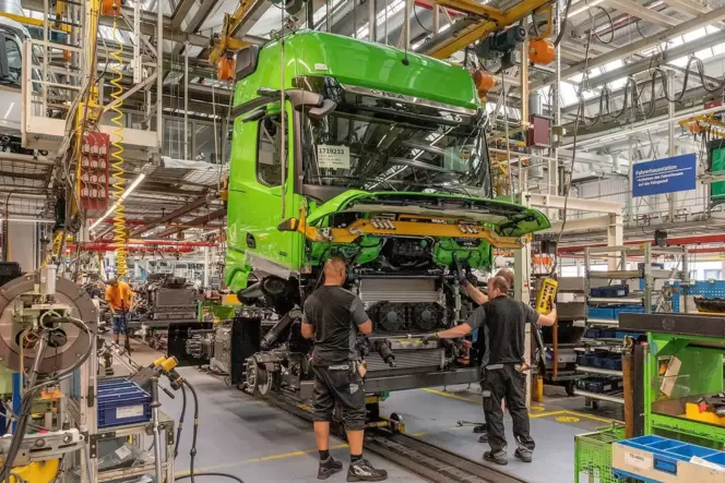 »Hochzeit« – das Fahrerhaus wird auf das Fahrgestell gesetzt – noch mit Dieselmotor: Angesichts der bevorstehenden Veränderungen »Hochzeit« – das Fahrerhaus wird auf das Fahrgestell gesetzt – noch mit Dieselmotor: Angesichts der bevorstehenden Veränderungen