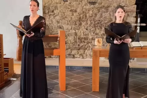 Jara Kanzler (links) und Cosima Logiewa (rechts) begleiten Roland Lißmann bei der Online- Aufführung aus der Stadtkirche Idar. 