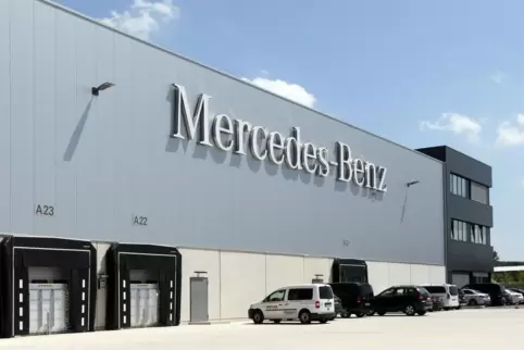  80.000 Quadratmeter Hallenfläche an der Stockholmer Straße: Mercedes-Logistikzentrum. 