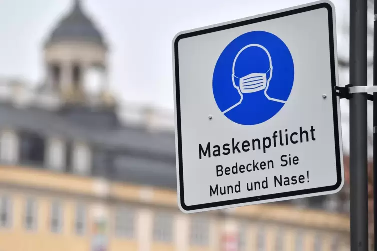 Auch in der Neustadter Fußgängerzone muss wieder ein Mund-Nasen-Schutz getragen werden.
