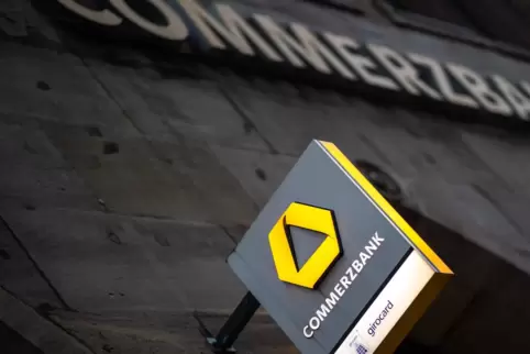 Plant einen Umbau ihres Filialsystems: Commerzbank. 