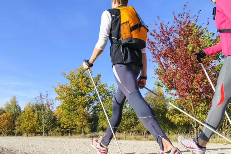 Beim Nordic Walking kommt es auf eine saubere Technik an. Die lässt man sich am besten in einem Kurs zeigen.