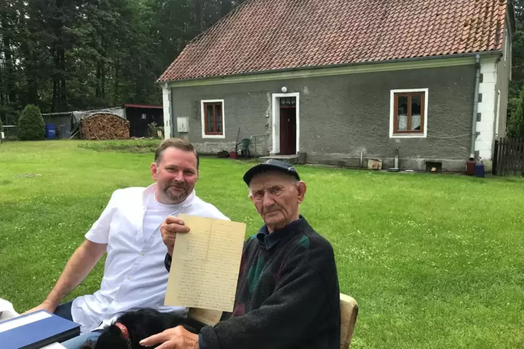 Thorsten Huwig aus Konken übergibt Leo Hanowski Briefe, die er 1945 bei der Gefangennahme durch Amerikaner bei Etschberg verlore