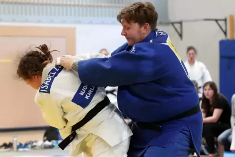 Bundesliga will sie weiterhin kämpfen: Jasmin Grabowski (rechts) vom JSV Speyer gegen die Karlsruherin Isabel Ludwig.