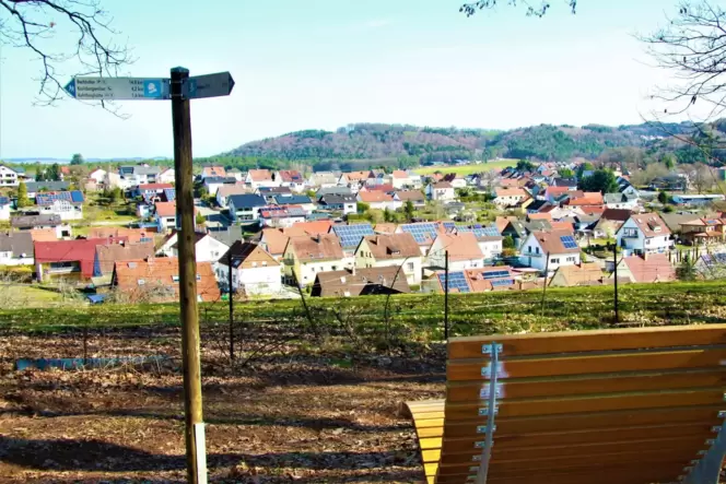 Der Blick von der gemütlichen Waldliege auf Bechhofen. Der Blick von der gemütlichen Waldliege auf Bechhofen.