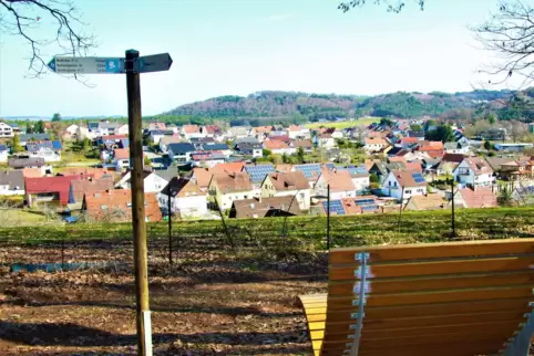 Der Blick von der gemütlichen Waldliege auf Bechhofen.