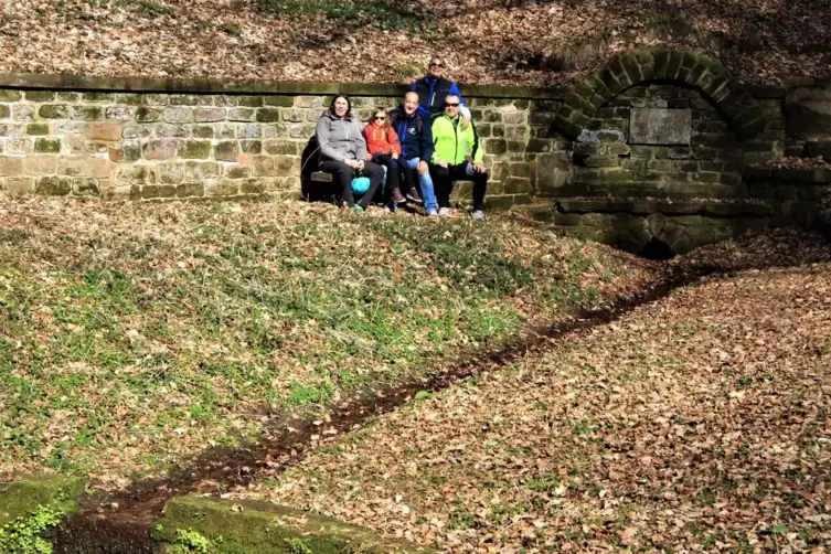 Merla aus Limbach freut sich mit ihren Eltern und Gro&szlig;eltern &uuml;ber die sonnige Ruhepause am Hirschbrunnen.