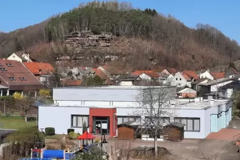 Der Umbau der Trualbhalle zum Gemeinbedarfszentrum kann beginnen, der Rat hat die ersten Aufträge vergeben. 