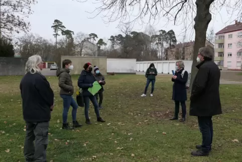 Kastanienweg: BI-Mitglieder bei einem Ortstermin mit Oberbürgermeisterin Stefanie Seiler. Sie bitten darum, die Grünfläche unbeb