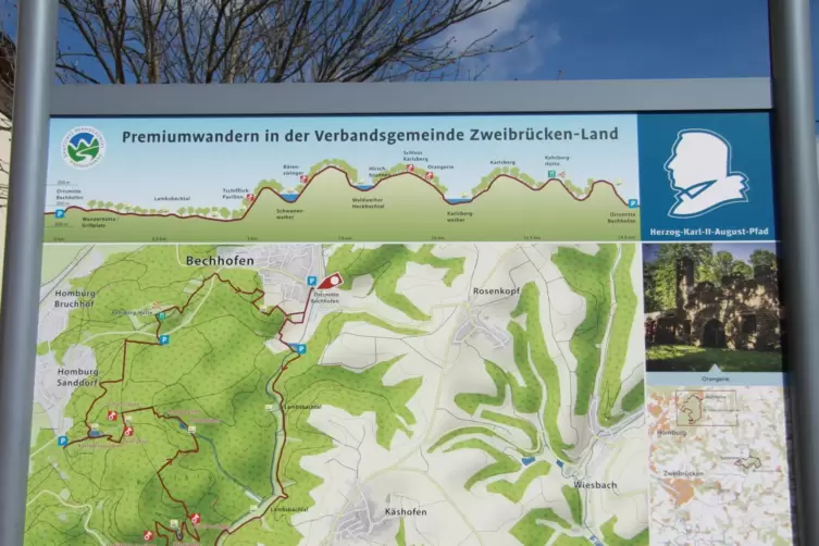 Am Bechhofer Dorfplatz steht eine Wandertafel mit Hinweisen zum Karl-II-August-Pfad.