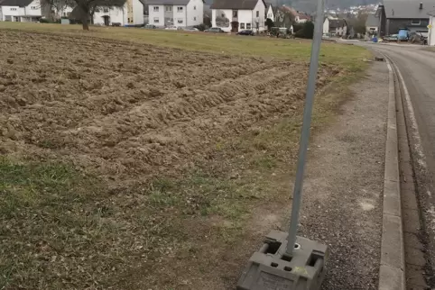 Der Landesbetrieb Mobilität hat angeboten, auch innerhalb der Ortsdurchfahrt bis zur Schachenstraße, die Bankette zu erneuern.
