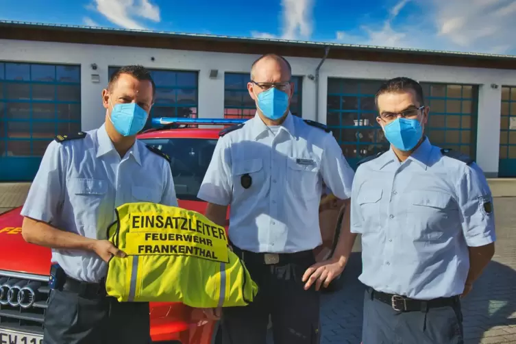Wachwechsel bei der Feuerwehr Frankenthal (von links): Jürgen Speiser gibt die Verantwortung an Frank Böhmer und Andreas Kölsch 