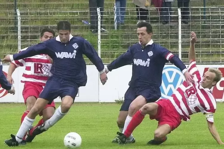 1999/2000 als 18-Jähriger in seiner ersten Drittliga-Saison im Trikot des FK Pirmasens: Jens Schaufler (am Ball), hier im inzwis