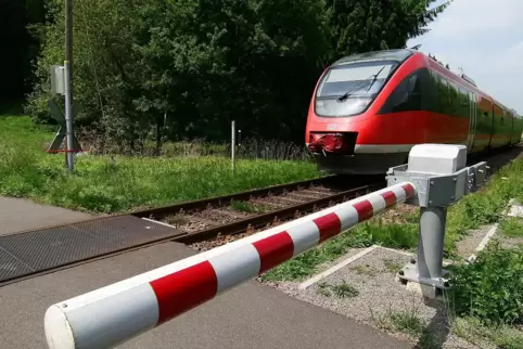 Die Brücke kurz vor Falkenbusch liegt noch auf Contwiger Gemarkung, genauso wie der Bahnübergang. Die Straße führt hoch zum Wahl