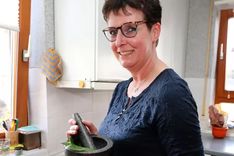 Petra Faber verarbeitet den B&auml;rlauch im M&ouml;rser.