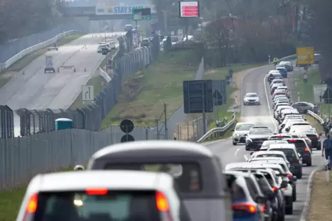 Autos stauen sich an der Zufahrt der Nordschleife des Nürburgrings. Die Nordschleife ist für Touristenfahrten geöffnet. 
