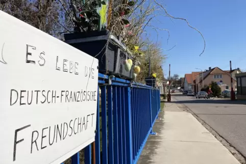 Am Grenzübergang Lauterbrücke in Scheibenhardt: Die Oster-Deko in den Blumenkästen haben die Nachbarn aus Frankreich gestaltet. 