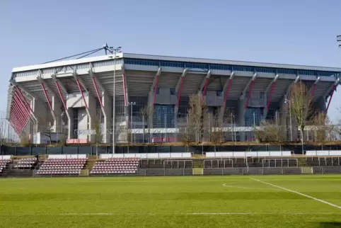 Schon lange auch eine Bühne für persönliche Eitelkeiten und Intrigen: das Fritz-Walter-Stadion in Kaiserslautern. Auch der Aufsi