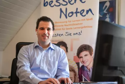 Marcel Monz, Geschäftsführer des Instituts Schülerhilfe Trier, sitzt im Homeoffice, um online Nachhilfe zu geben.