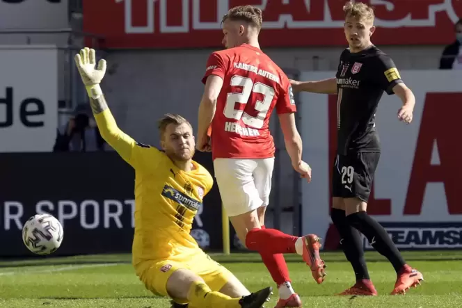 Philipp Hercher bugsiert den Ball an Halles Torwart Sven Müller vorbei zum 3:1 über die Linie. Philipp Hercher bugsiert den Ball an Halles Torwart Sven Müller vorbei zum 3:1 über die Linie.