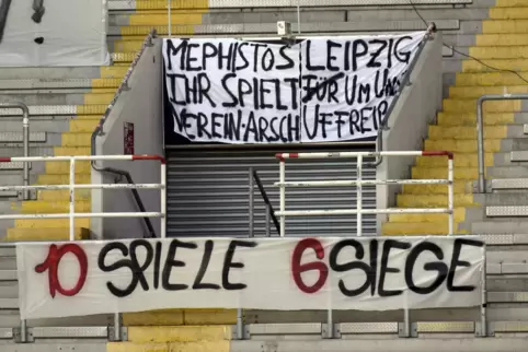 Aufmunterung auf den sonst leeren Rängen: Die Fans unterstützten die Mannschaft unter anderem mit Spruchbändern.