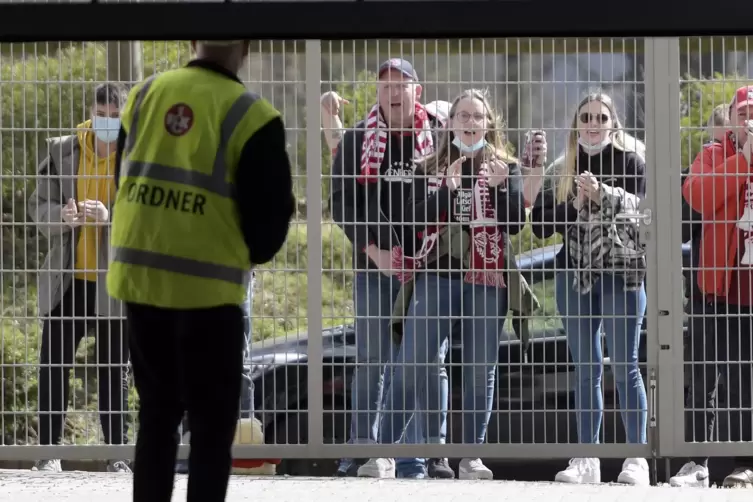 Bangende FCK-Fans vor den Stadiontoren beim wichtigen Geisterspiel.