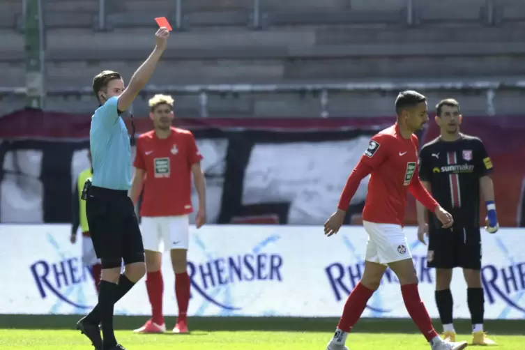 Platzverweis wegen Meckerns: Kenny Prince Redondo.
