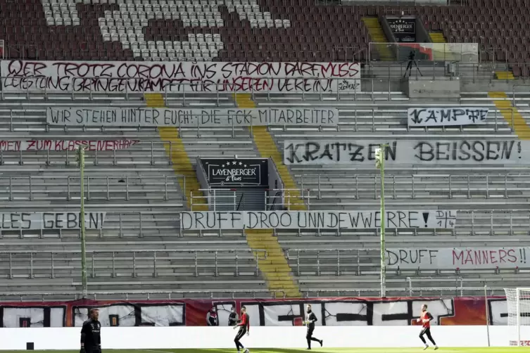Mutmacher: die Fan-Plakate in der Westkurve.