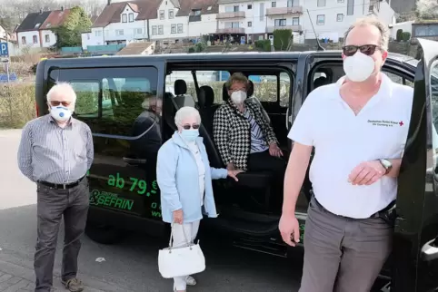 Lothar Ernst fährt den Bus ehrenamtlich, daneben die Fahrgäste Liesel Frey und Bärbel Sefrin und Interessent Klaus Strobel (von 
