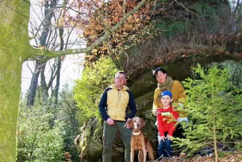 Finn aus Contwig mit seinen Eltern am „Kleinen Teufelstisch“ bei der Kneispermühle. 