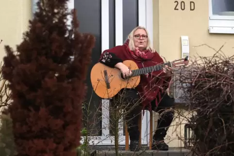 Dagmar Rheude hat im ersten Lockdown jeden Tag vor der Terrassentür musiziert. Auch jetzt hat sie immer wieder Ideen für neue Pr
