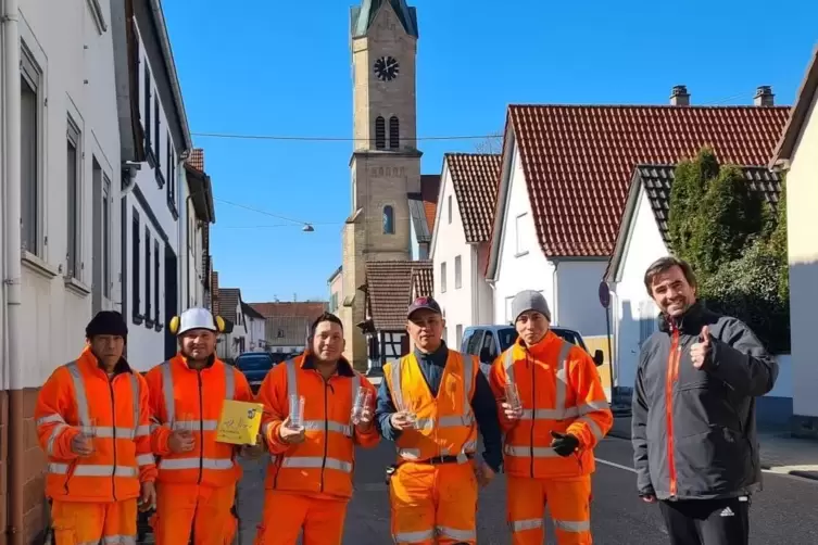 Ortsbürgermeister von Erlenbach Maik Wünstel mit den Arbeitern einer Kolonne des Baupartners Zener Telekom GmbH.