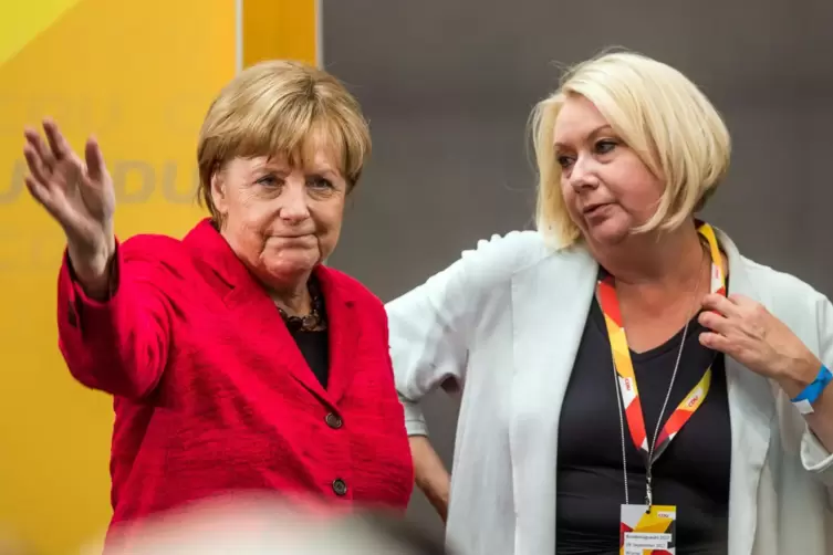 Die CDU-Bundestagsabgeordnete Karin Strenz (rechts) im Jahr 2017 mit Bundeskanzlerin Angela Merkel. 