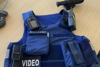 Mit solchen Westen gehen Polizisten zum Einsatz – mit dabei sind eine Bodycam, ein Schlagstock und ein Funkgerät.
