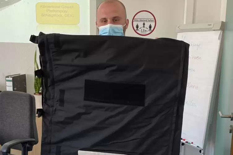 Daniel Henrich zeigt eine balistische Schutzdecke.