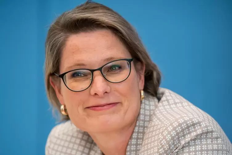 Adressatin der Kritik aus Speyer: Ministerin Stefanie Hubig.