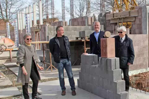Maria und Werner Heinrich (rechts) zusammen mit Bauunternehmer Jürgen Wiehn (zweiter von links) und Bürgermeister Ralf Hechler b