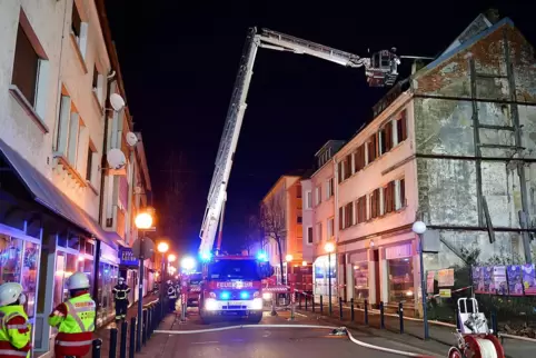Vier Stunden war die Fruchtmarktstraße gesperrt, als die Feuerwehr den Brand löschte. 